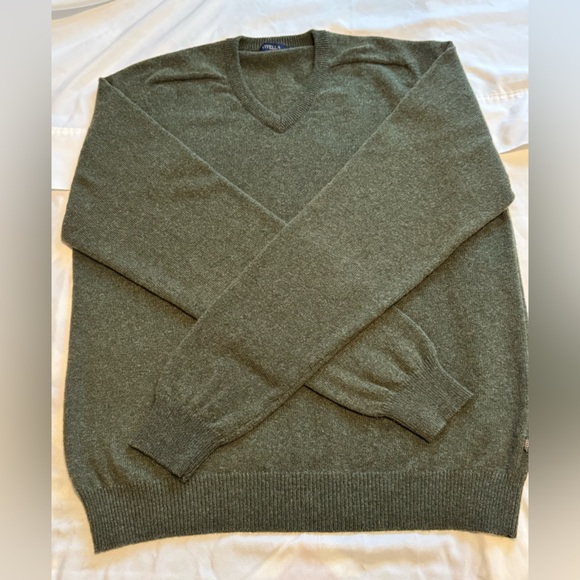 Men's Classic V-Neck Pull-Over Sweater in Olive Green 100% Lambswool Minimalist - Picture 2 of 6